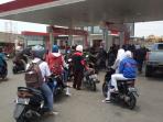 antrean-di-spbu-badak-paeh-tasikmalaya.jpg