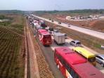 antrean-gt-cikopo-mengular-hingga-km-73_20150711_145424.jpg