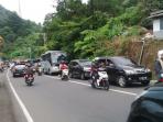 antrean-kendaraan-di-jalan-raya-puncak_20160710_130144.jpg