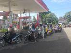 antrean-kendaraan-roda-dua-tampak-di-spbu-majalengka.jpg