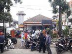 antrean-warga-terima-bansos-di-kantor-pos-di-kota-bandung-takut-corona-tapi-mau-gimana-lagi.jpg