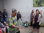 antrean-warga-yang-hendak-membeli-tabung-gas-tiga-kilogram-di-pom-bensin-cikadut-bandung_20171207_152115.jpg