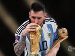 apten-argentina-dan-pemain-depan-lionel-messi-mencium-trofi-piala-dunia-2022.jpg