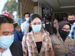 artis-vernita-syabilla-blazer-cokelat-dihadirkan-dalam-konferensi-pers.jpg