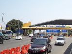 arus-kendaraan-di-gerbang-tol-cileunyi-kabupaten-bandung-senin-1162018_20180611_125516.jpg