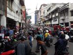 arus-lalu-lintas-padat-di-kawasan-pasar-baru-kota-bandung-jelang-lebaran_20170622_211146.jpg