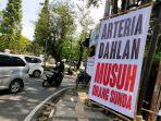 baliho-arteria-dahlan-musuh-urang-sunda.jpg