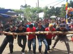 Awi Gelo, Pemegang Bambu Pontang Panting Tak Mampu Mengendalikannya
