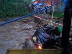 banjir-bandang-terjang-cicurug-sukabumi-mobil-terseret-arus.jpg