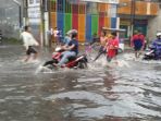 banjir-cileuncang-di-jalan-kopo-citarip-kota-bandung_20170430_204259.jpg