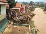 banjir-hanyutkan-rumah-di-pinggir-sungai-cimanuk-garut_20160921_123335.jpg