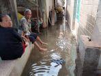 banjir-rob-saat-melanda-pemukiman-warga-di-desa-eretan-kulon-19112020.jpg