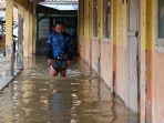 banjir-rob-yang-merendam-bangunan-sd-negeri-eretan-wetan-2.jpg