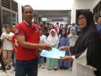 bantuan-alat-kebersihan-tong-sampah-dari-wom_20180324_162047.jpg