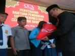 bantuan-pendidikan-diberikan-kepada-45-siswa-siswa-berprestasi_20160701_135344.jpg