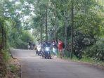 bawa-mobil-ke-tebing-keraton-tak-bisa-sampai-pintu-masuk-pilihannya-jalan-kaki-atau-naik-ojek.jpg