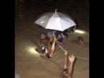 bayi-berhasil-dievakuasi-setelah-terjebak-banjir.jpg