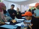 beberapa-orang-calon-relawan-pon-xix-jabar-sedang-registrasi_20160731_153455.jpg
