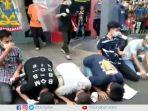 begitu-ke-luar-gerbang-lapas-13-napi-sujud-syukur.jpg