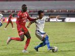 bek-persib-bandung-henhen-herdiana-kanan-mencoba-mengecoh-pema.jpg