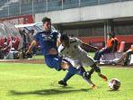 bek-persib-bandung-nick-kuipers-kiri-mencoba-merebut-bola.jpg