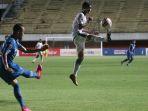 bek-persib-bandung-supardi-nasir-melepaskan-tembakan.jpg