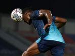 bek-persib-bandung-victor-igbonefo-menyundul-bola.jpg