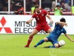 bek-tim-nasional-indonesia-jordi-amat-kiri-berebut-bola-dengan-pemain-thailand.jpg