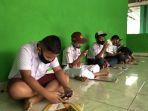 belajar-online-murid-sd-dan-siswa-smp-manfaatkan-wifi-gratis-di-koramil-cikole-kota-sukabumi.jpg