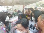 beras-gratis-di-Jalan-Kalidam-Kota-Cimahi.jpg