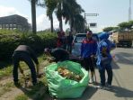 Jelang May Day, Ratusan Buruh Lakukan Aksi Bersih-Bersih di Jalan Bandung-Garut