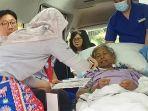bigman-sirait-yang-mencoblos-di-dalam-ambulans.jpg