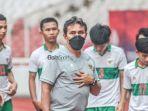 bima-sakti-mendampingi-para-pemain-timnas.jpg