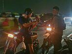 Siap-siap Konvoi Persib Juara di Flyover Pasupati, Bobotoh Salami Polisi yang Sedang Berjaga