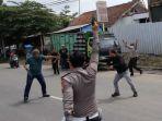 bripka-asep-jojo-melepas-tembakan-ke-udara-untuk-melerai-dua-pria-yang-terlibat-duel-maut.jpg