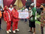 bupati-cirebon-imron-rosyadi-saat-menyerahkan-blt.jpg