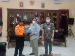 bupati-pangandaran-dan-pt-uct-beri-bantuan-ke-nelayan.jpg