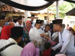 bupati-purwakarta-dedi-muyadi-bagi-thr_20170626_125939.jpg