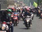buruh-aksi-konvoi-di-purwakarta_20151028_103518.jpg