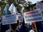 buruh-unjuk-rasa-memperingati-mayday-di-depan-gedung-sate_20180501_183936.jpg