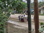 ceceran-tanah-merah-di-jalan-purwakarta-sukatani-bahayakan-pengendera-satpol-pp-siap-tindak.jpg