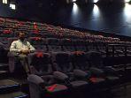 cinema-manager-cgv-pvj-aditiya-cahya-dan-suasana-dalam-bioskop.jpg