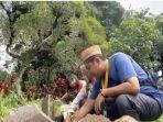 cucu-tuti-mengelus-batu-nisa-di-makam-korban-kasus-subang.jpg
