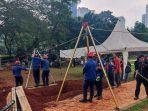 damkar-memasang-tripod-untuk-membantu-proses-pemakaman-jenazah-almarhum-fajri.jpg