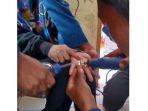 damkar-tanjungsari-mengevakuasi-cincin.jpg