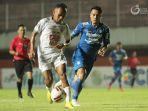 dedi-kusnandar-kanan-saat-membayangi-pemain-ps-sleman.jpg