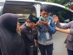 dedi-mulyadi-bikin-nangis-sekampung-pertemukan-bocah-ditinggal-ayah-sejak-lahir-dengan-keluarganya.jpg