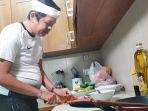 dedi-mulyadi-bikin-nasi-goreng-sendiri-kenang-saat-hidup-susah-dulu-pakai-minyak-bekas-tanpa-telur.jpg