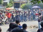 demo-gedung-dprd-gibran.jpg