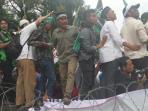 demo-jakarta-rusuh_pendemo-menginjak-kawat-duri_20161104_201739.jpg